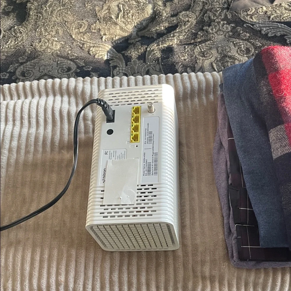 White Network Router with Status LEDs - Unbranded - Picture 2 of 4